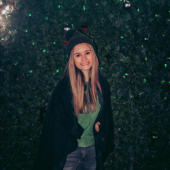 Meet your Posher, Addison - Picture 1 of 1